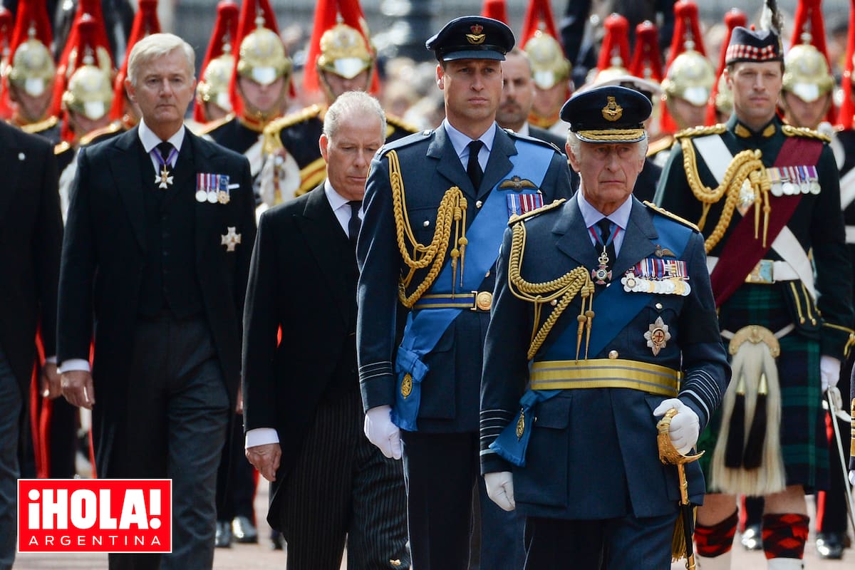 Desde un principio, Carlos dejó claro que su intención es liderar una monarquía reducida, con equipo mínimo de miembros de la Familia Real activos y en servicio y un puñado de consejeros.