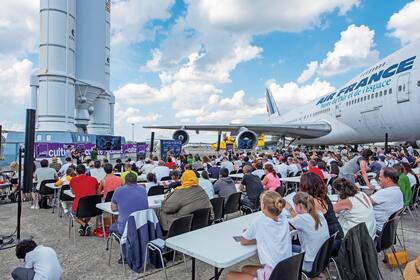 Desde una estación espacial, el astronauta Thomas Pesquet leyó un texto de Marguerite Duras para 500 personas en el Museo LeBourget