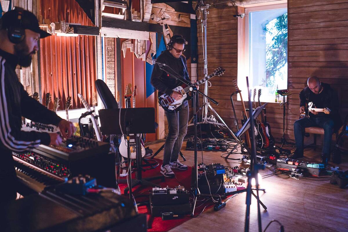 Desde una estancia de lujo en José Ignacio, Uruguay, donde la banda graba su nuevo disco, el cantante Emiliano Brancciari cuenta que planean lanzar el material cuando se pueda volver a tocar en vivo