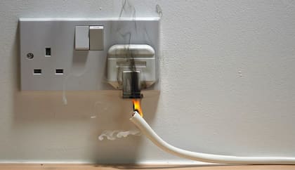 Desde una mala instalación eléctrica a dejar aparatos encendidos cuando no se usan, todo lo que hay que evitar