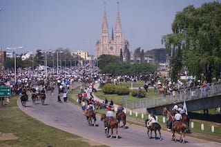 Prohibieron una peregrinación a la Virgen de Luján y se desató un amplio rechazo