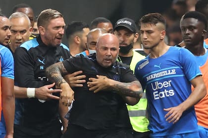 Desencajado, como otra veces, Jorge Sampaoli perdió el control; los futbolistas de Olympique de Marsella intentan calmarlo
