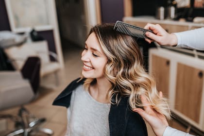 Desenredar el cabello: trucos y consejos para mantener tu melena sin nudos