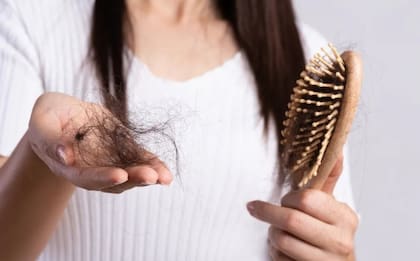 Desenredar el cabello: trucos y consejos para mantener tu melena sin nudos