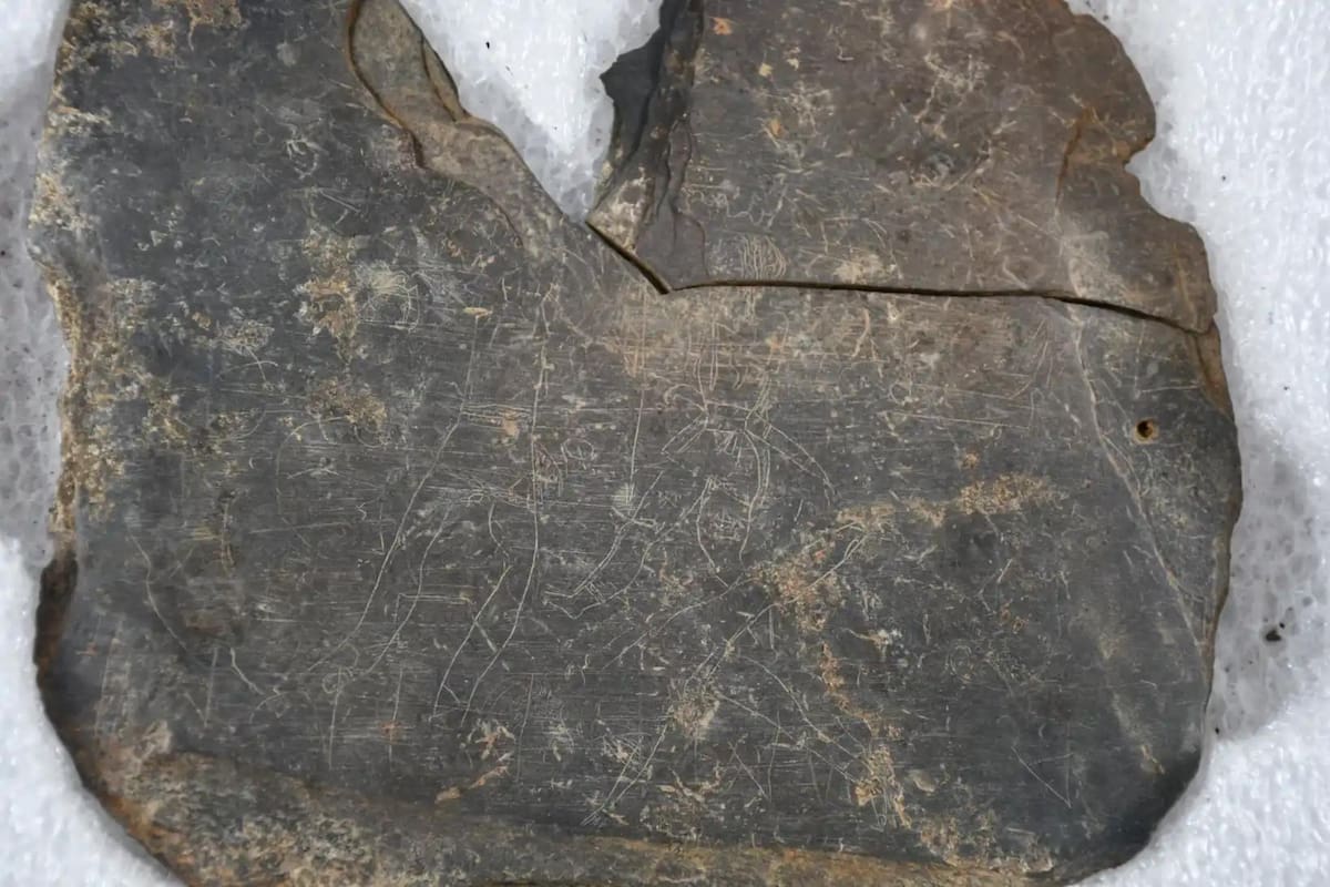 Desenterraron una piedra de hace 2500 años con cuatro guerreros tallados