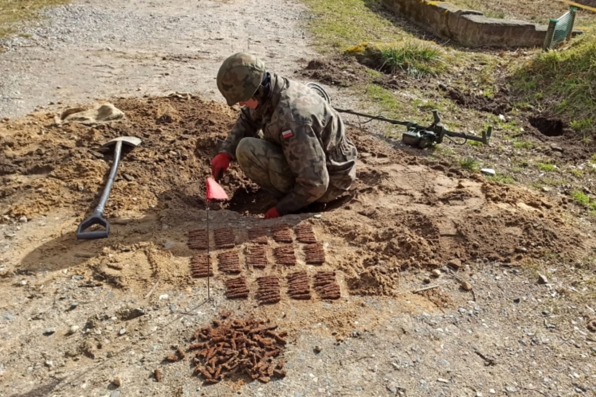 Desentierran artillería de la Segunda Guerra Mundial en Polonia