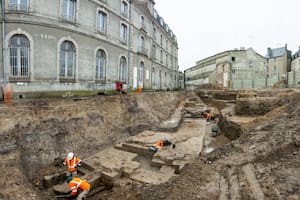 Desentierran un castillo en pleno centro de una ciudad francesa que permaneció oculto durante siglos