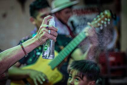 Desentierro del carnaval en Salta. la familia Baez, como hace 40 años dio apertura al ritual de antaño, desenterrando el mojón donde guardan botellas de vino y gaseosas