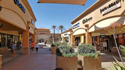 Desert Hills Premium Outlets ofrece alrededor de 180 tiendas de marca de gran nivel