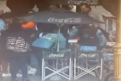 Desesperación en el Microcentro: policías salvaron a una niña que se descompensó