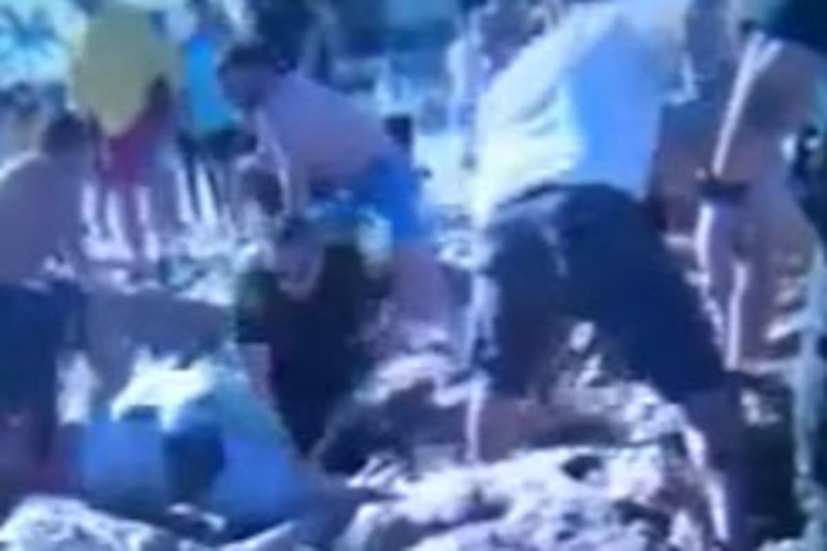 Desesperación para rescatar a dos niños enterrados en una playa Fort Lauderdale