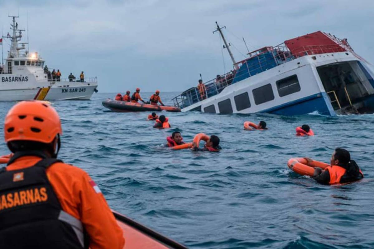 Desesperada búsqueda de 129 personas tras el naufragio de un barco de pasajeros en Indonesia.