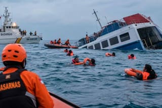 Un buque de pasajeros naufragó en Indonesia: al menos 6 muertos y 129 desaparecidos