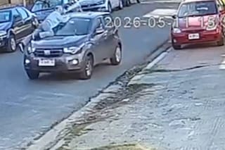 Una mujer de 50 años quiso evitar que le robaran el auto y se subió al capot
