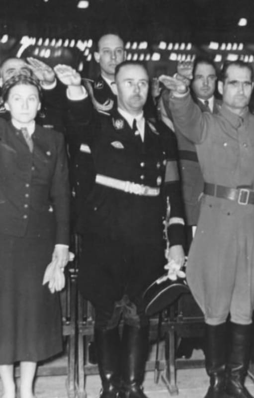 Desfile de las Juventudes Hitlerianas en el Sportpalast de Berlín, 13 de febrero de 1939. En la imagen: Gertrud Scholtz-Klink, Heinrich Himmler, Rudolf Hess, Baldur von Schirach y Artur Axmann. Ludolf von Alvensleben aparece detrás de Himmler.