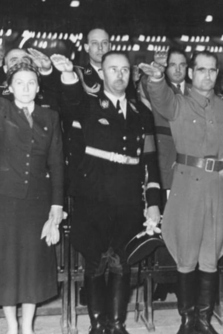 Desfile de las Juventudes Hitlerianas en el Sportpalast de Berlín, 13 de febrero de 1939. En la imagen: Gertrud Scholtz-Klink, Heinrich Himmler, Rudolf Hess, Baldur von Schirach y Artur Axmann. Ludolf von Alvensleben aparece detrás de Himmler.
