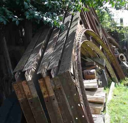 Desguace del Pabellón Argentino en un terreno de Pontevedra, Merlo.