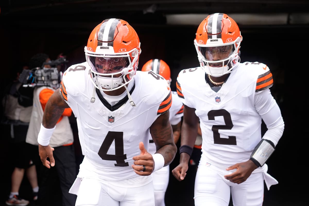 Deshaun Watson (4) y Shedeur Sanders (2), quarterbacks de los Browns de Cleveland, entran al campo d