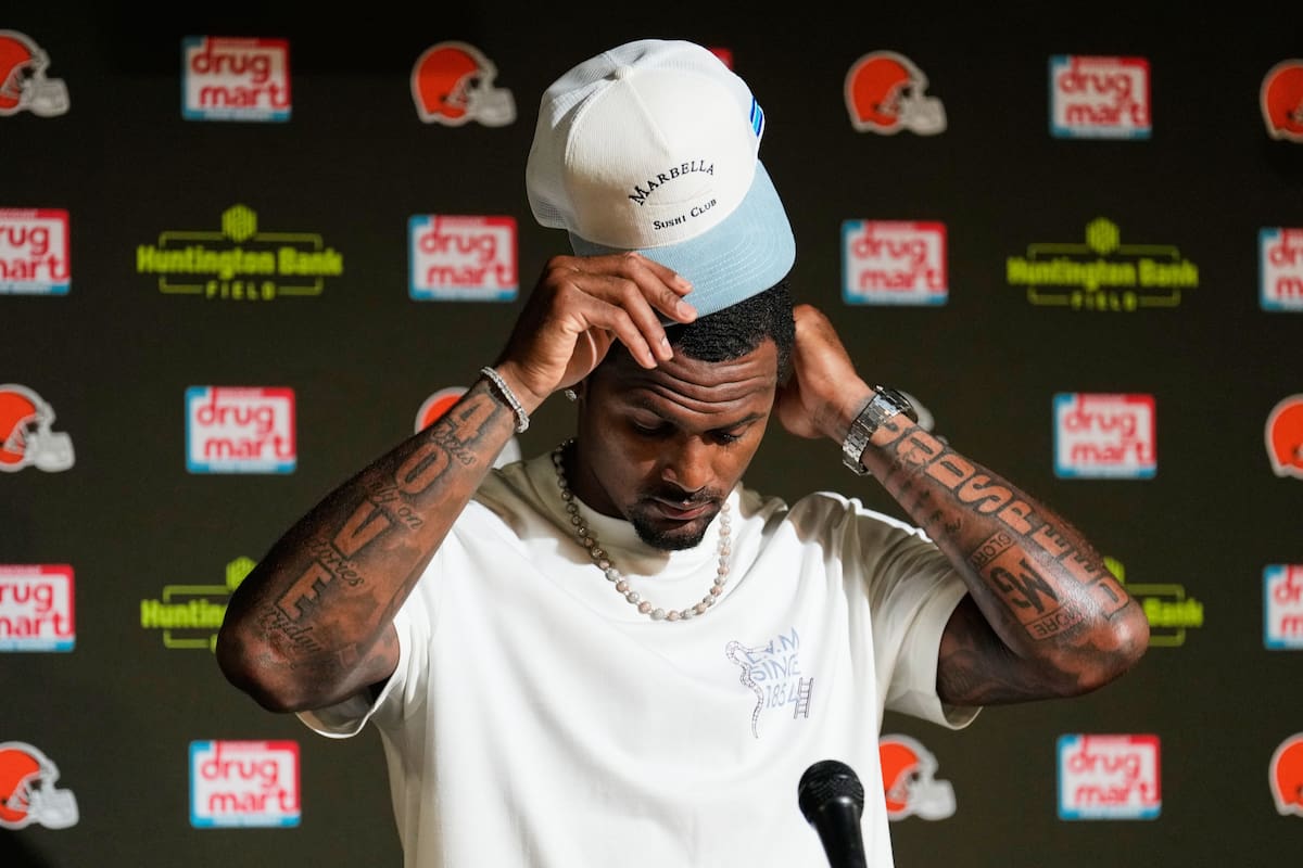 Deshaun Watson, quarterback de los Browns de Cleveland, habla en una conferencia de prensa tras un p
