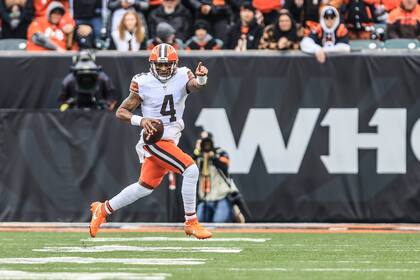 Deshaun Watson, quarterback de los Browns de Cleveland, corre durante la primera mitad del juego de la NFL en contra de los Bengals de Cincinnati, el domingo 11 de diciembre de 2022, en Cincinnati. (AP Foto/Aaron Doster)