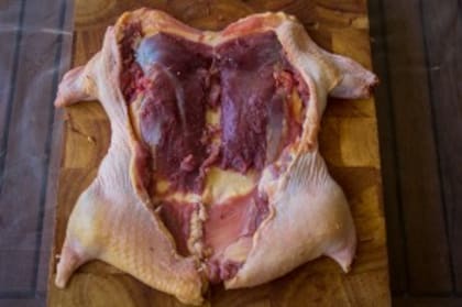 Deshuesá el pato con cuidado para no dañar la piel