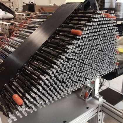 DESI cuenta con 10 estructuras como la que vemos en la foto. En cada una hay 500 posicionadores robóticos conectados a fibras ópticas que giran en forma independiente para captar la luz.