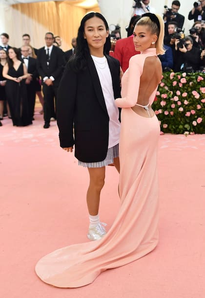 Designer Alexander Wang y Hailey Bieber