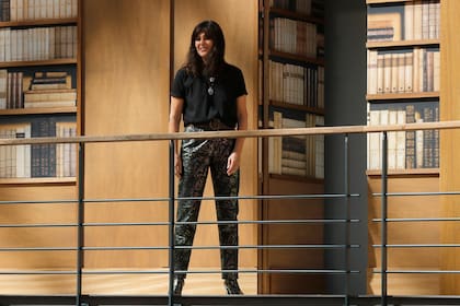La diseñadora Virginie Viard salió a saludar ante los aplausos para su gran colección
