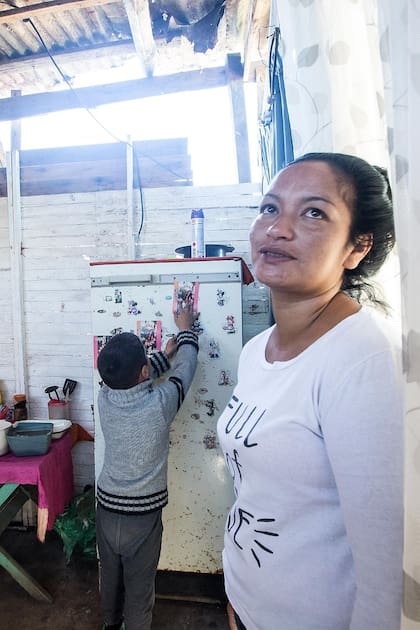 Desigualdad en el acceso a la vivienda. Yamila vive con su marido y sus tres hijos en una casilla en Del Viso.