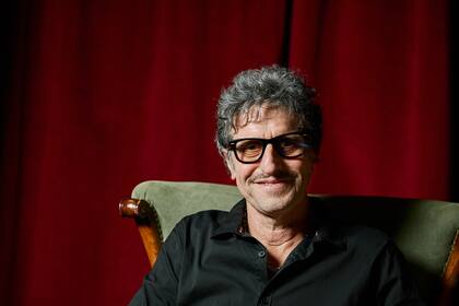 Desilusionado de la carrera de medicina, Peretti comenzó a estudiar teatro y allí encontró su pasión