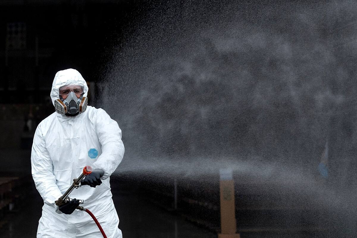Desinfección en las calles de Roma, Italia