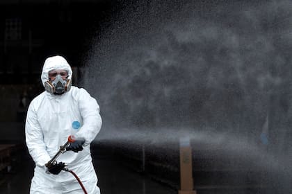 Desinfección en las calles de Roma, Italia