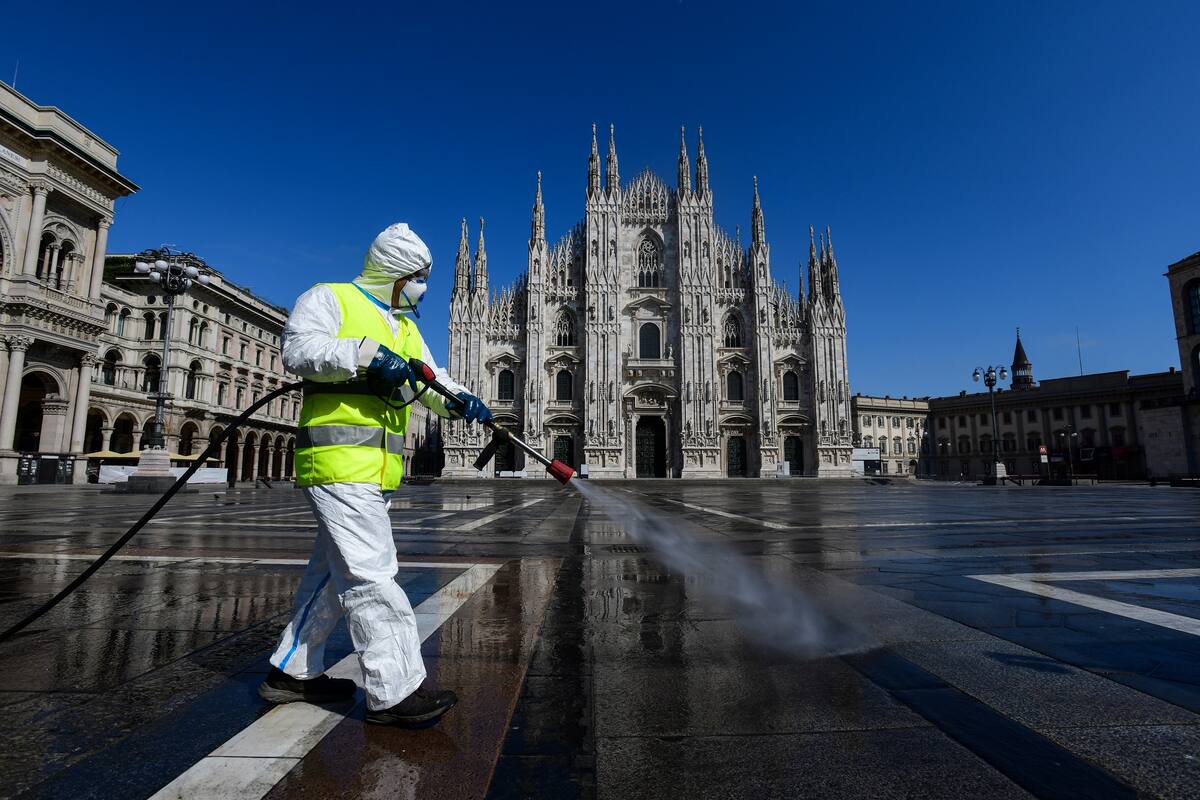 Desinfección en Piazza Duomo; Italia llegó a su pico de contagios de coronavirus, pero no quiere reducir los cuidados por temor a un repunte