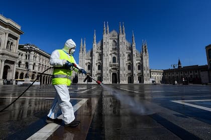 Desinfección en Piazza Duomo; Italia llegó a su pico de contagios de coronavirus, pero no quiere reducir los cuidados por temor a un repunte