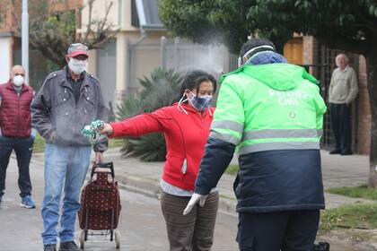 Desinfección sobre el acceso a Villa Azul, en Quilmes