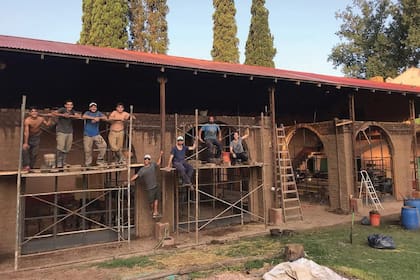 El equipo manos a la obra