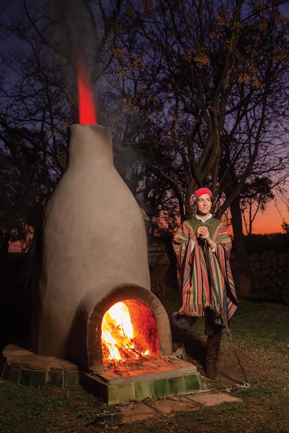 “La cerámica, si usás hornos eléctricos, deja de ser ecológica, entonces regalé el mío y me hice uno a leña, que recupero de árboles caídos. Funciona muy bien”, cuenta De Ridder.