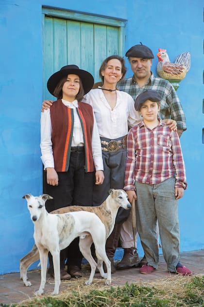 junto a su marido, Antonio Salgado, su hija mayor, Valentina, su hijo menor, Antonio León, y dos de sus tres Whippet, Ramoncito y Pancho. “Algunas cosas, como el no maltrato animal, deben estar ligadas a la educación desde que nacen. Acá, por ejemplo, los perros son parte de la familia"