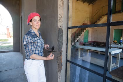 Con camisa escocesa y una boina campera, Desirée trabajó durante un año levantando paredes y poniendo en condiciones el lugar. “Para el revoque usé ceniza, baba de tuna y engrudo, entre otros materiales. Trabajé junto a mis hijos, fue una experiencia maravillosa”, revela