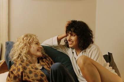 Desiree Akhavan y Maxine Peake en The Bisexual