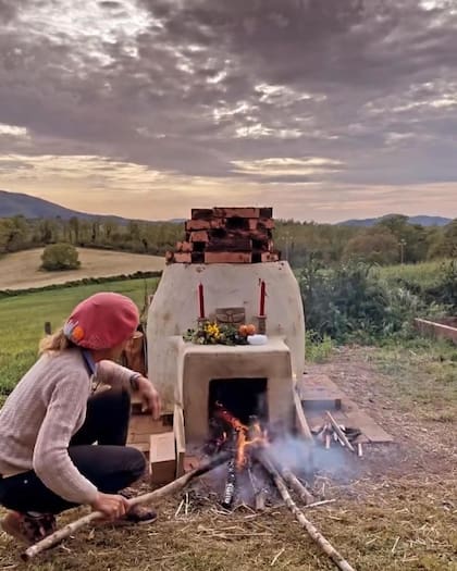 Desiree De Ridder y uno de los hornos realizados por ella en Capalbio, al sur de la Toscana