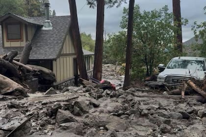 Deslaves atrapan a conductores, sepultan carreteras y dañan casas en el sur de California
