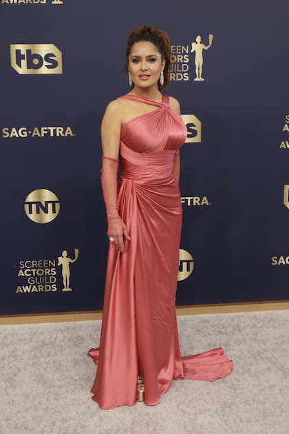 Deslumbrante, Salma Hayek destacó por un detalle: guantes largos, un accesorio que es tendencia