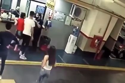 Desmayó a un playero porque le rayaron el auto