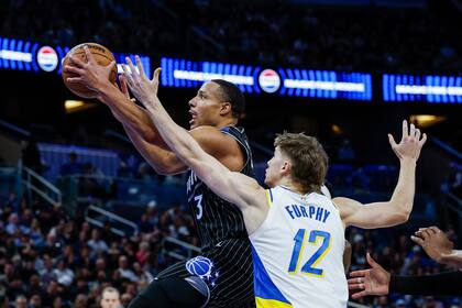 Desmond Bane (3), base del Magic de Orlando, se dirige a la canasta defendido por el base Johnny Fur