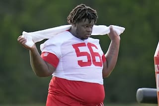 Llegó a la elite de la NFL, pero no lo dejan jugar: el novato al que obligan a bajar de peso para poder debutar