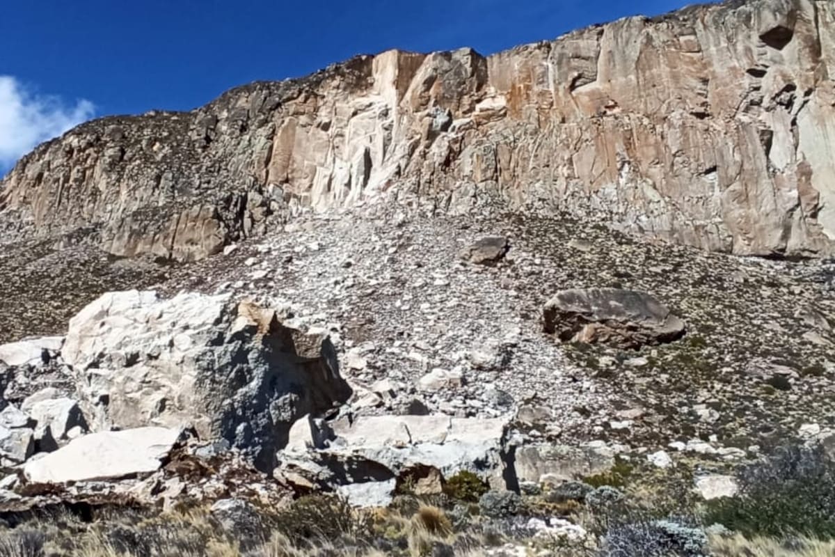 Desmoronamiento de una pared del Cerro Comisión, que está ubicado a 12 km de El Calafate, sobre la ruta provincial 9