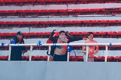 Desnudos, ensangrentados y pidiendo perdón: el video de los hinchas chilenos grabado por la barra de Independiente