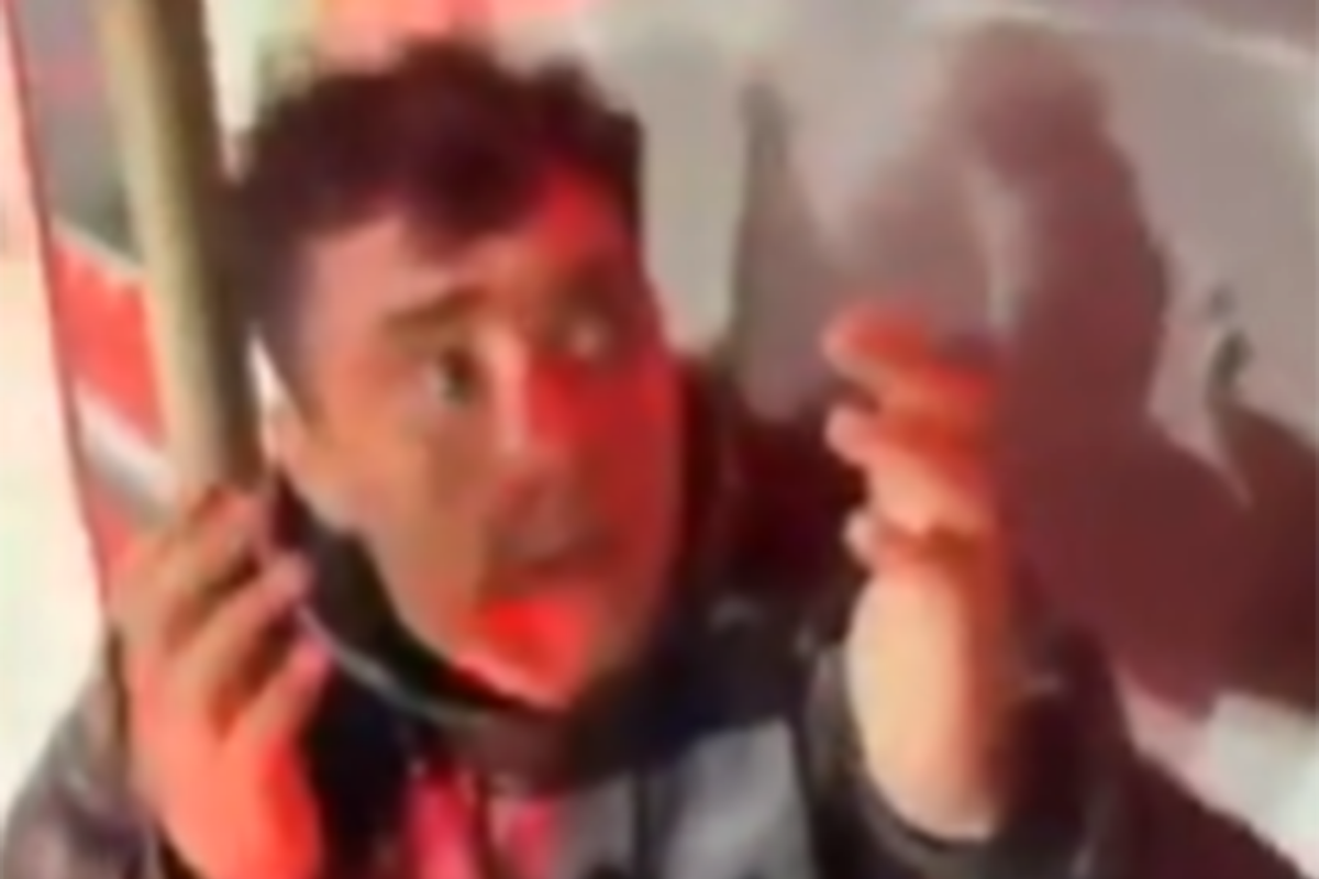 Desnudos, ensangrentados y pidiendo perdón: el video de los hinchas chilenos grabado por la barra de Independiente