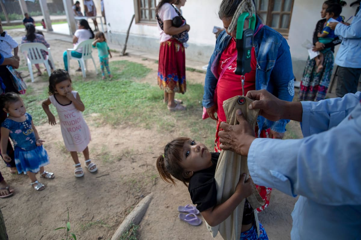 Desnutricion infantil en las comunidades Wichi de Salta. Una asistente de salud de la comunidad mision la paz toma medidas de talla y peso
